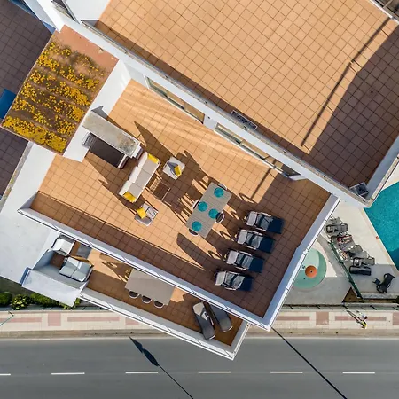 Spectacular 2 Bed Apartment, Huge Terrace And Sea View شقة *