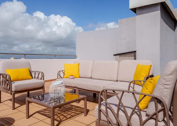 Spectacular 2 Bed Apartment, Huge Terrace And Sea View *